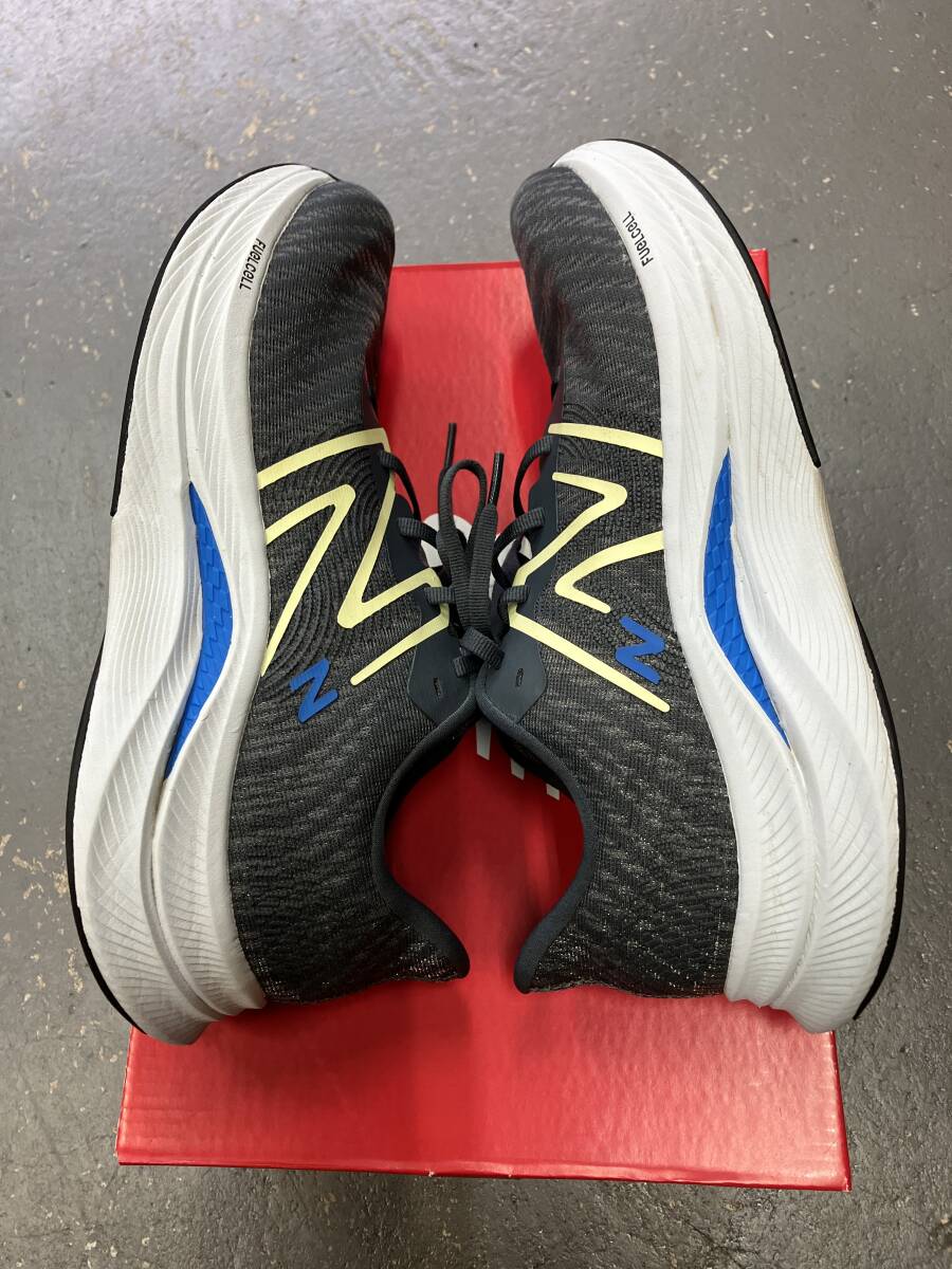 即決 20km使用 NEW BALANCE FUELCELL PROPEL V4 GREY/BLUE サイズ27.5 ワイズD TPUプレート入りの画像2