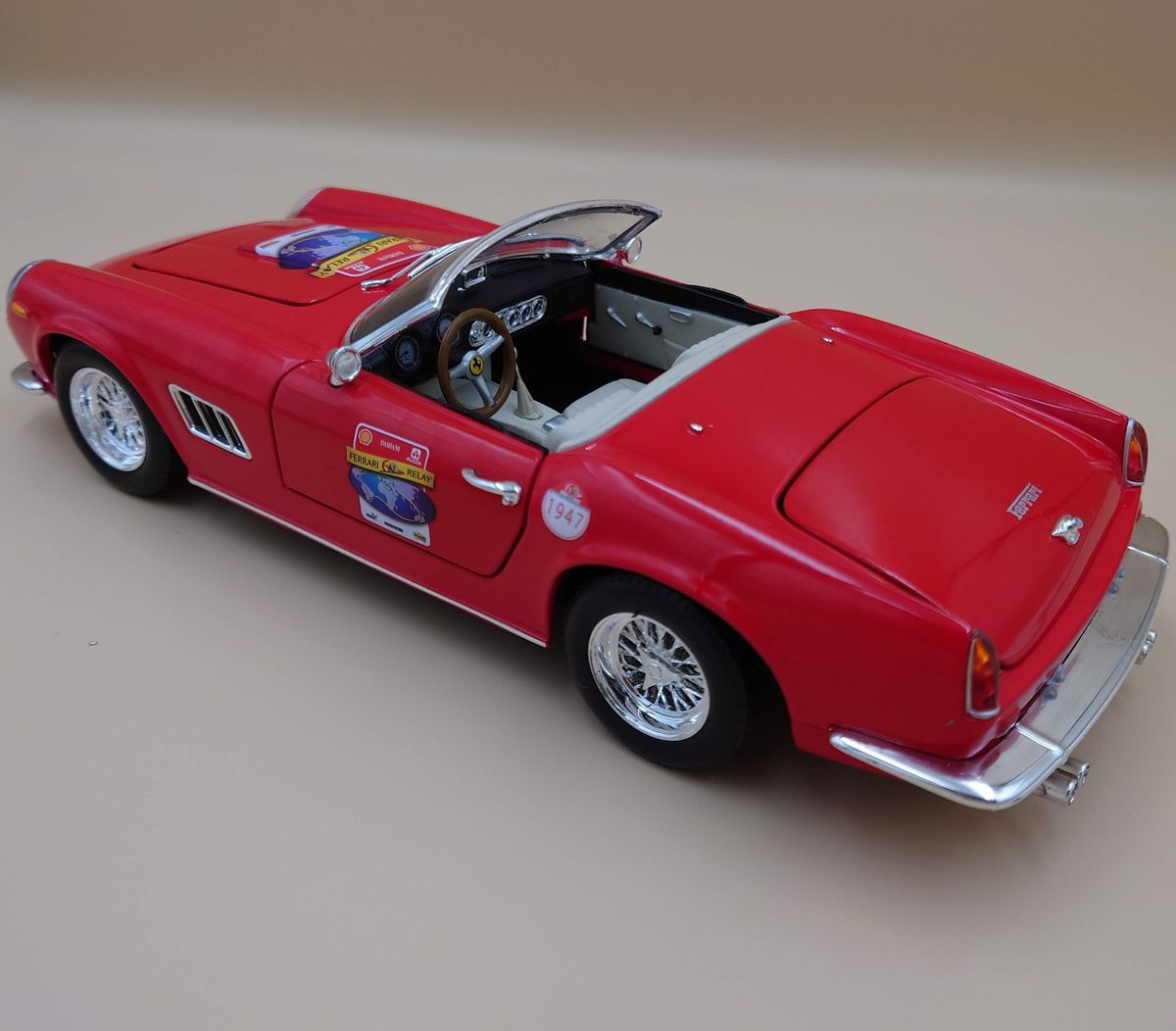 1/18 フェラーリ250GT カリフォルニア 60th記念モデル レッド Hot Wheels製ダイキャスト製ミニカー中古