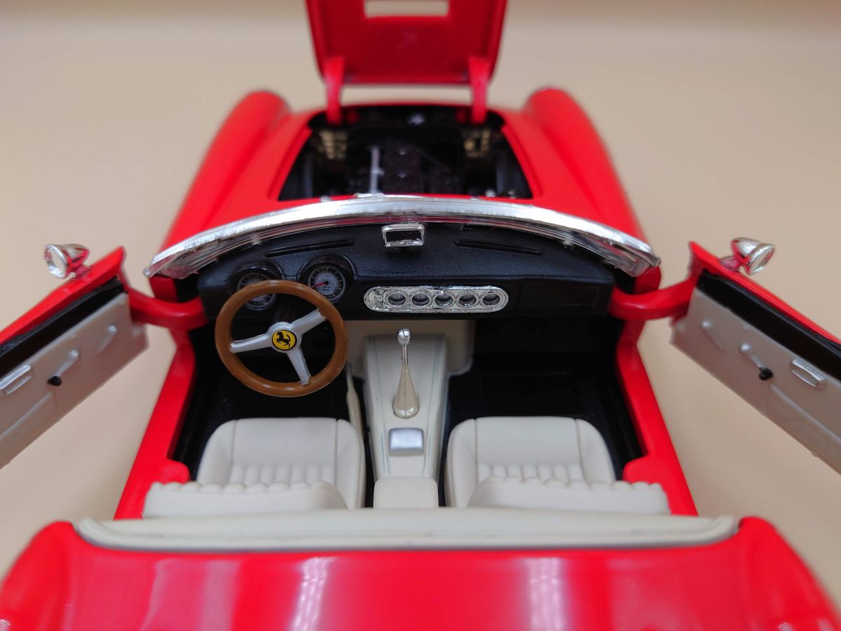 1/18 フェラーリ250GT カリフォルニア 60th記念モデル レッド 1/18 フェラーリ250GT カリフォルニア 60th記念モデル レッド