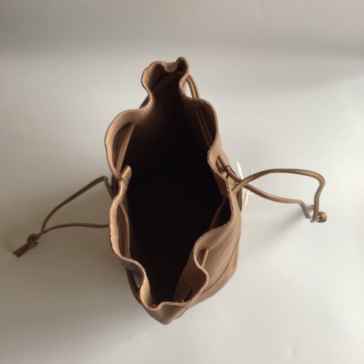 未使用 グレージュ ARTS&CRAFTS (アーツアンドクラフツ) VEGETABLE HORSE LEATHER DRAW STRING POUCH M レザー馬革巾着バッグポーチの画像10