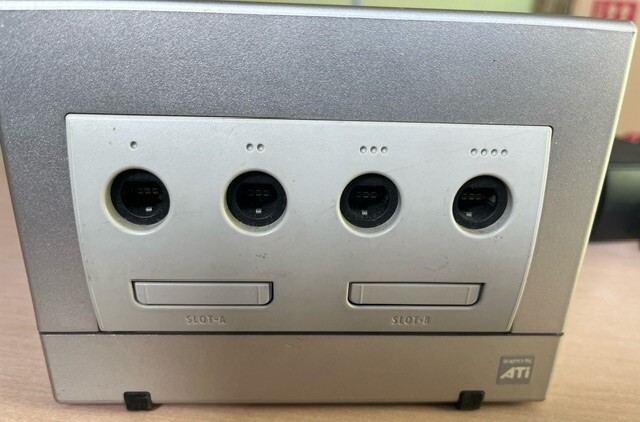 任天堂 NINTENDO GAME CUBE ゲームキューブ 本体 DOL-101 コントローラー無　アダプタ付　付属品付　通電のみ確認　現状品_画像4