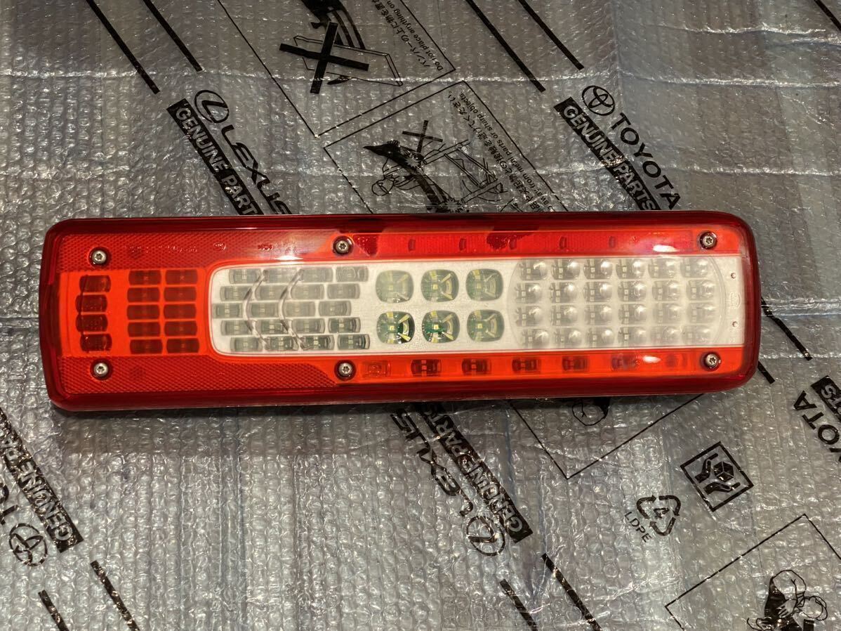 新車外し UD クオン 純正テールランプ ボルボ VIGNAL製 LED 新車外し UD クオン 純正テールランプ ボルボ VIGNAL製 LED