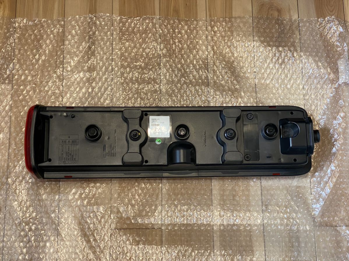 新車外し UD クオン 純正テールランプ ボルボ VIGNAL製 LED 新車外し UD クオン 純正テールランプ ボルボ VIGNAL製 LED
