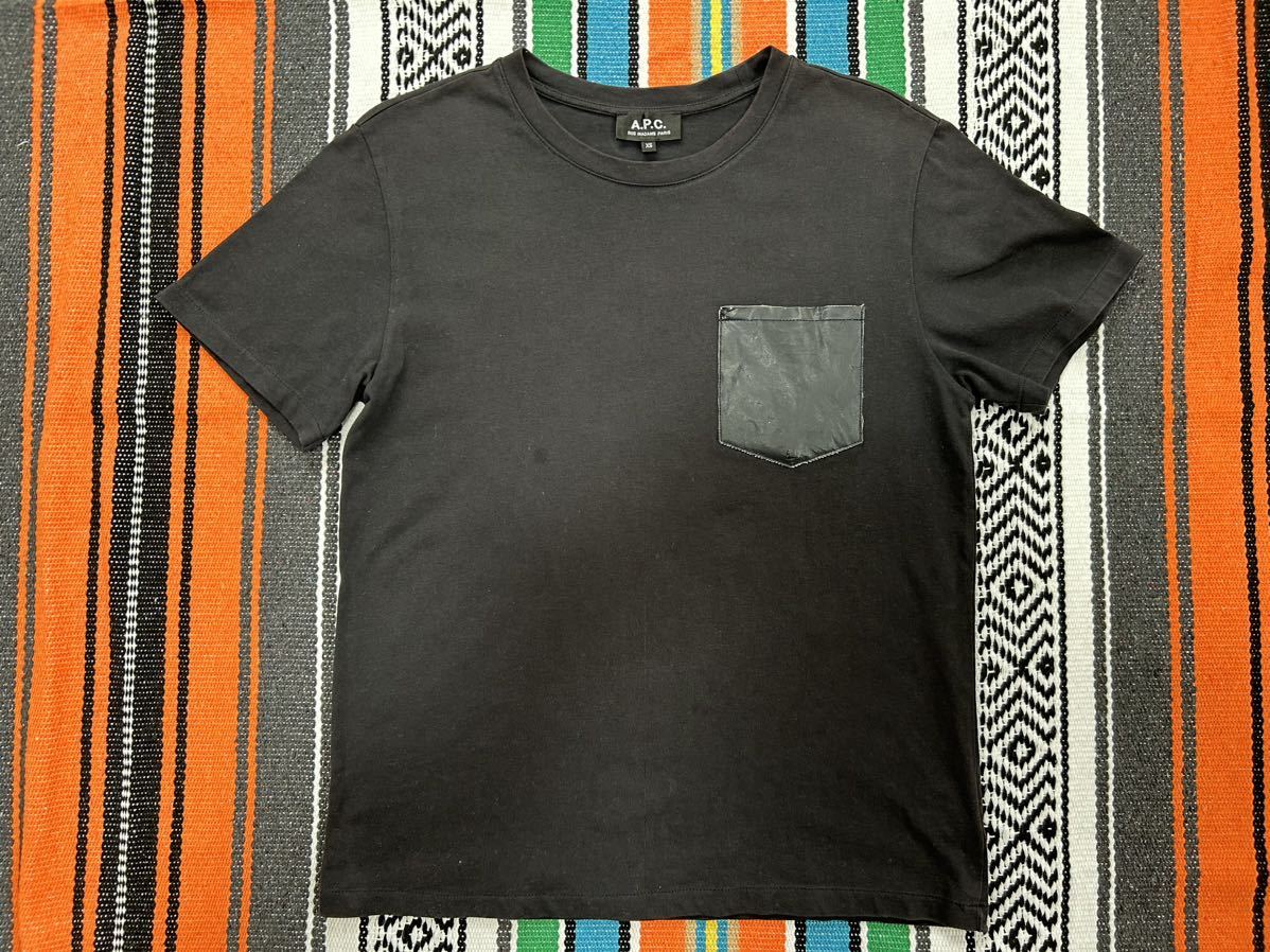 送料無料 A.P.C. Tシャツ メンズ XSサイズ 黒 ブラック アーペーセー 半袖 コットン 綿 合皮ポケット APC _画像1