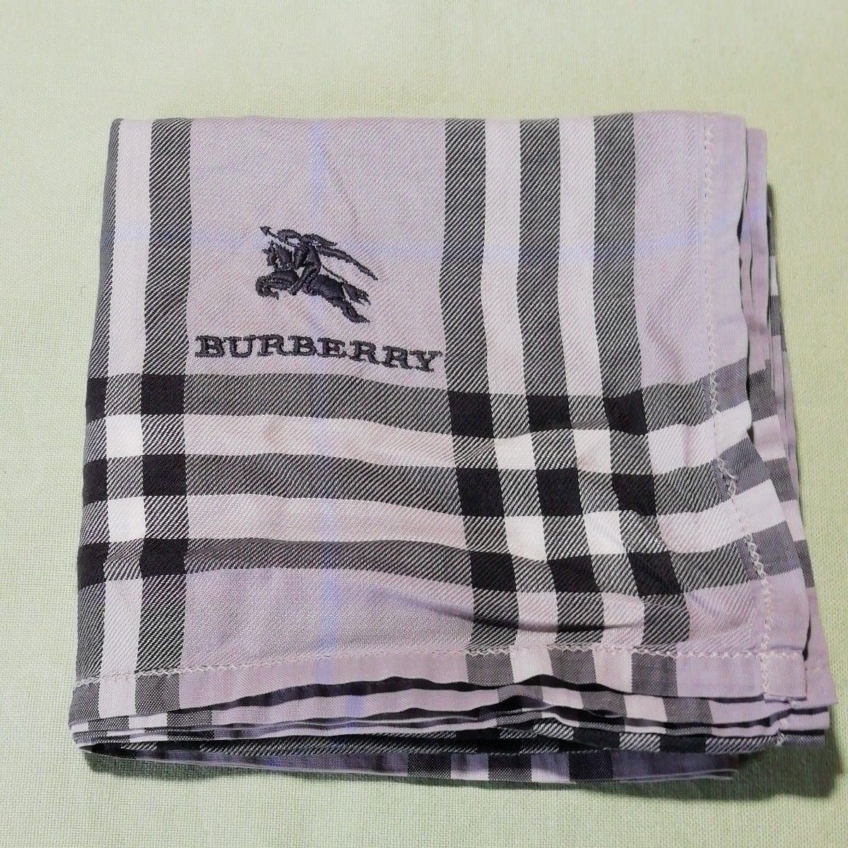 【USED良品】ハンカチ　バーバリー　BURBERRY　グレー　ノバチェック　青ラインあり　刺繍ホースロゴ