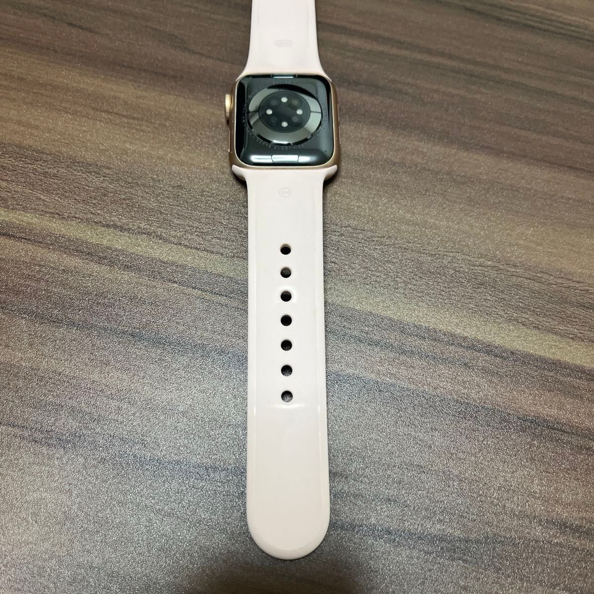 Apple Watch Series 6（GPSモデル）40mmゴールドアルミニウムケースとピンクサンドスポーツバンド