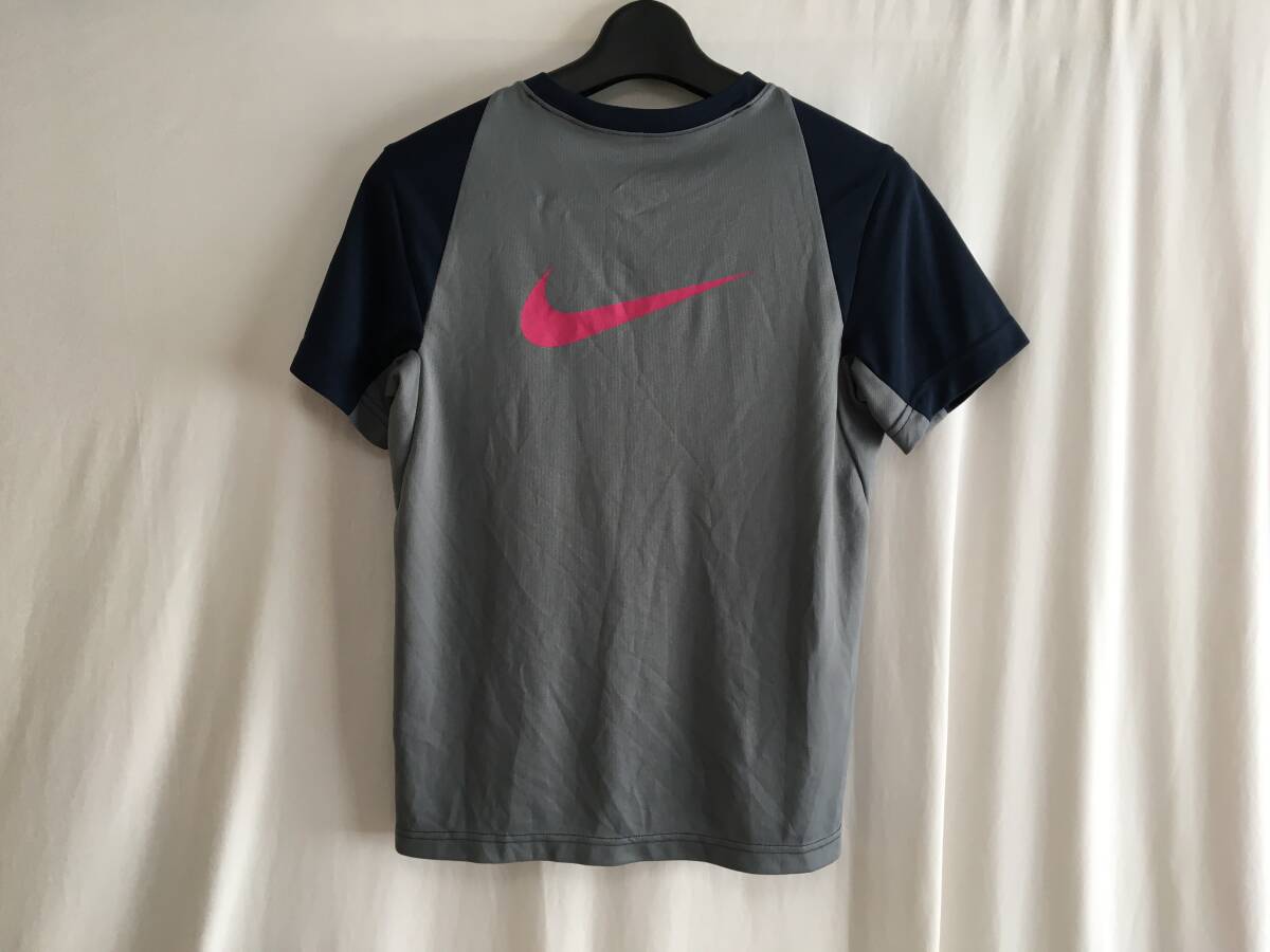 美品！ナイキNIKE　バックビッグロゴドライTシャツ　サイズ145㎝　送料スマートレター180円_画像2