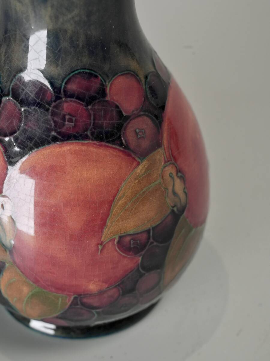 D美術　英国製　ムーア・クロフトMoorcroft　色絵果実紋飾壺　花瓶　サインあり　アンティーク　おしゃれ　西洋陶磁　時代物　美術品q509_画像4