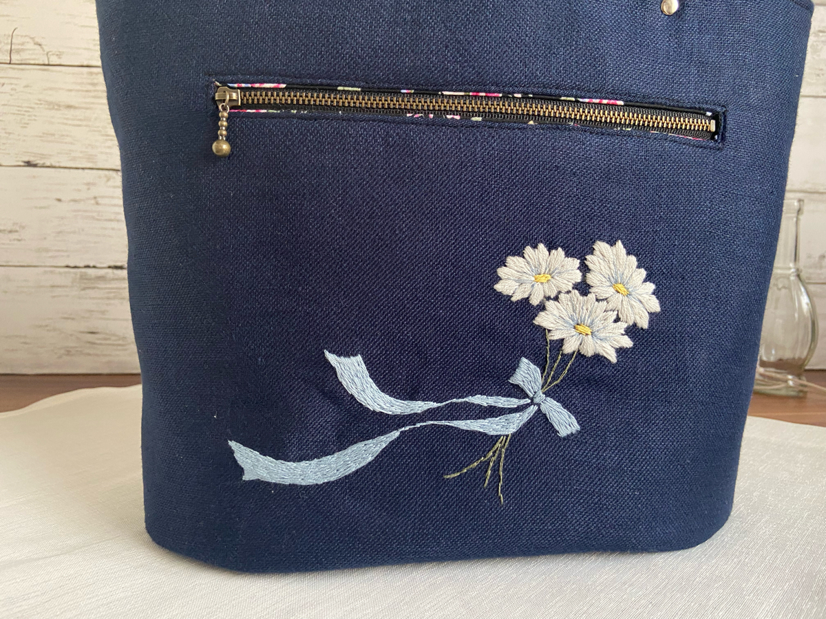 ハンドメイド◇手刺繍◇アネモネ マーガレット◇丸底 トートバッグ◇リネン100％◇ネイビー◇刺繍◇花の画像7