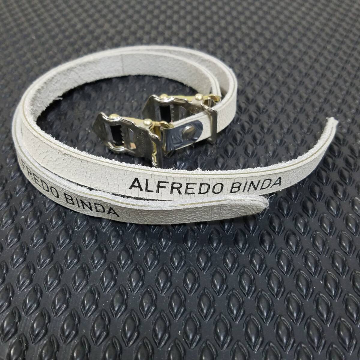 ALFREDO BINDA　MADE IN ITALY「 アルフレッド　ビンダ　トゥーストラップ　白 」 未使用品 革製 ヴィンテージ New Old Stock (NOS)_画像1