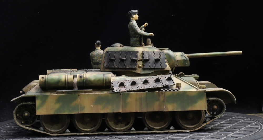 1/35 ドイツ軍鹵獲車輛 T34/76「405」 戦車兵フィギュア×2体付き 制作完成品_画像8