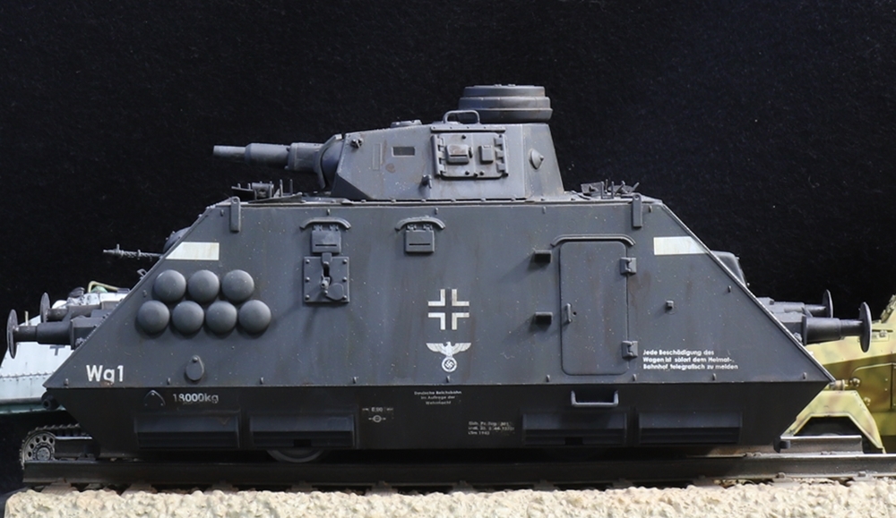 1/35 ドイツ軍装甲列車 ドライジーネ 75㎜砲搭載砲兵戦闘車　レール道床ベース付き（長さ20ｃｍ×幅11ｃｍ） 制作完成品_画像3