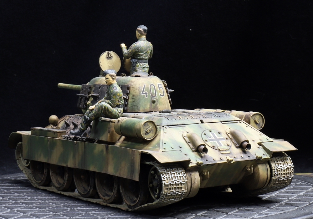 1/35 ドイツ軍鹵獲車輛 T34/76「405」 戦車兵フィギュア×2体付き 制作完成品_画像4