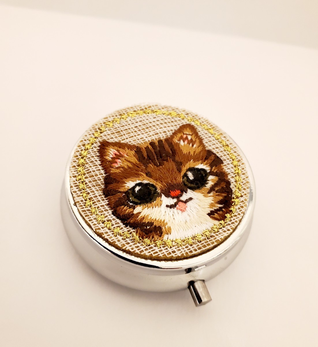 猫の雑貨　HANAKO　ピルケース　丸　アクセサリー　ケース　携帯型　猫の刺繍