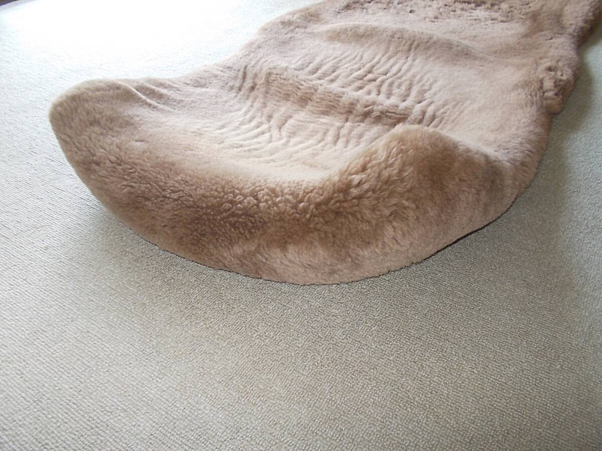 [即決有]大きめのムートン 品質保証安心のニチロムートン 羊毛皮 敷物 ラグ 155×67cm_画像4