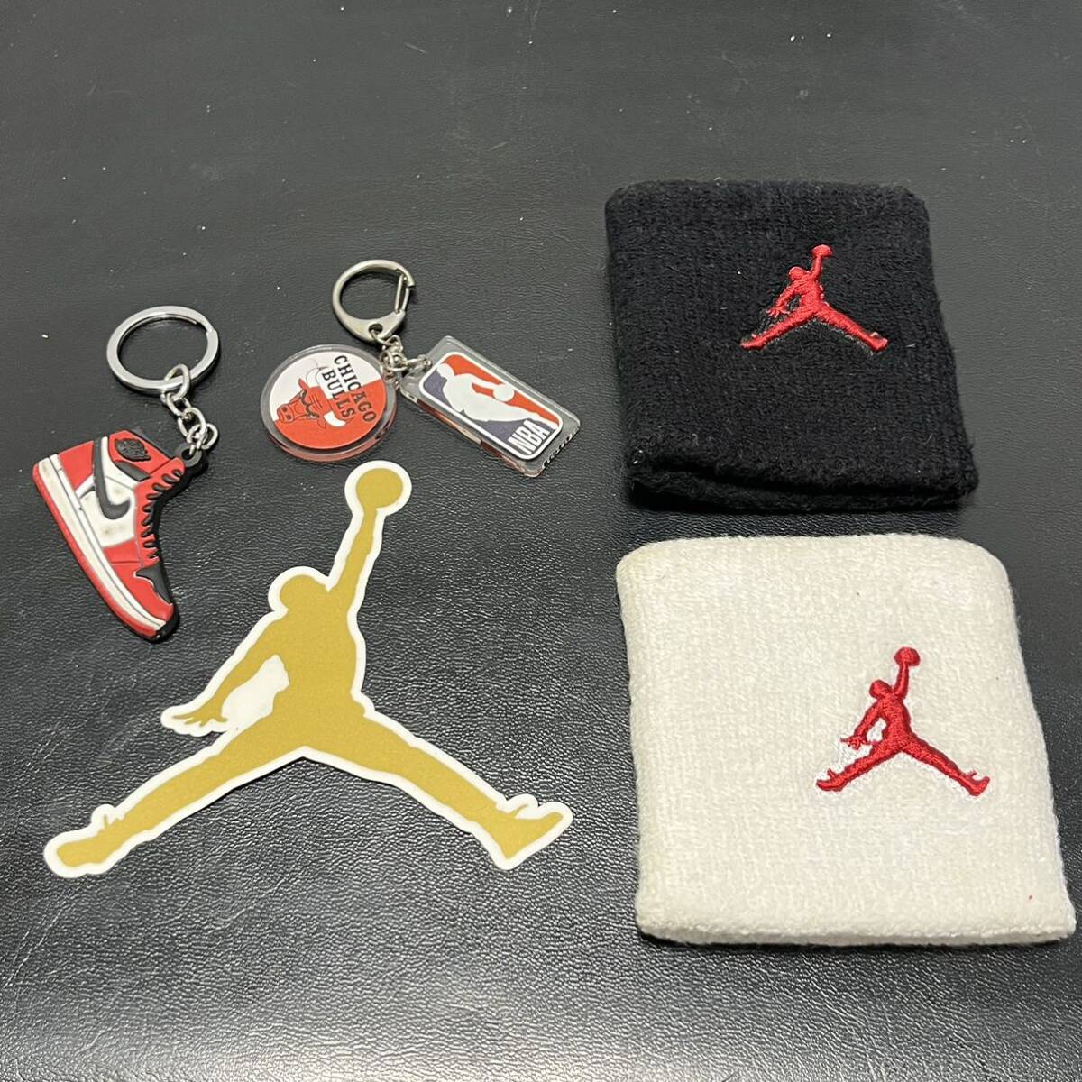 マイケルジョーダン Michael Jordan 関連グッズ セット リストバンドx2 キーホルダーx2 ステッカーx1の画像1