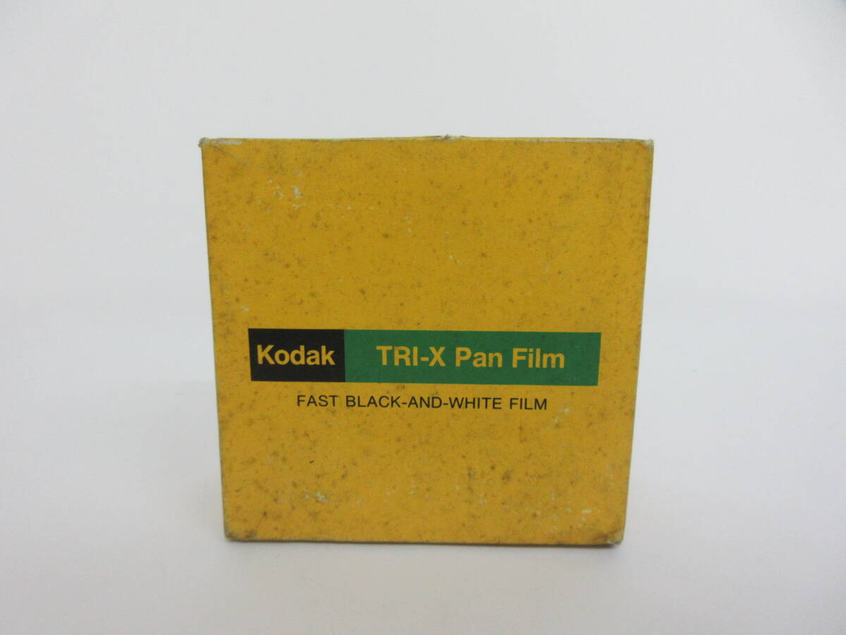 (1-22)期限切れフィルム kodak コダック TRI-X Pan Film TX402 35mm x 100ft 白黒フィルム 1983-06_画像1