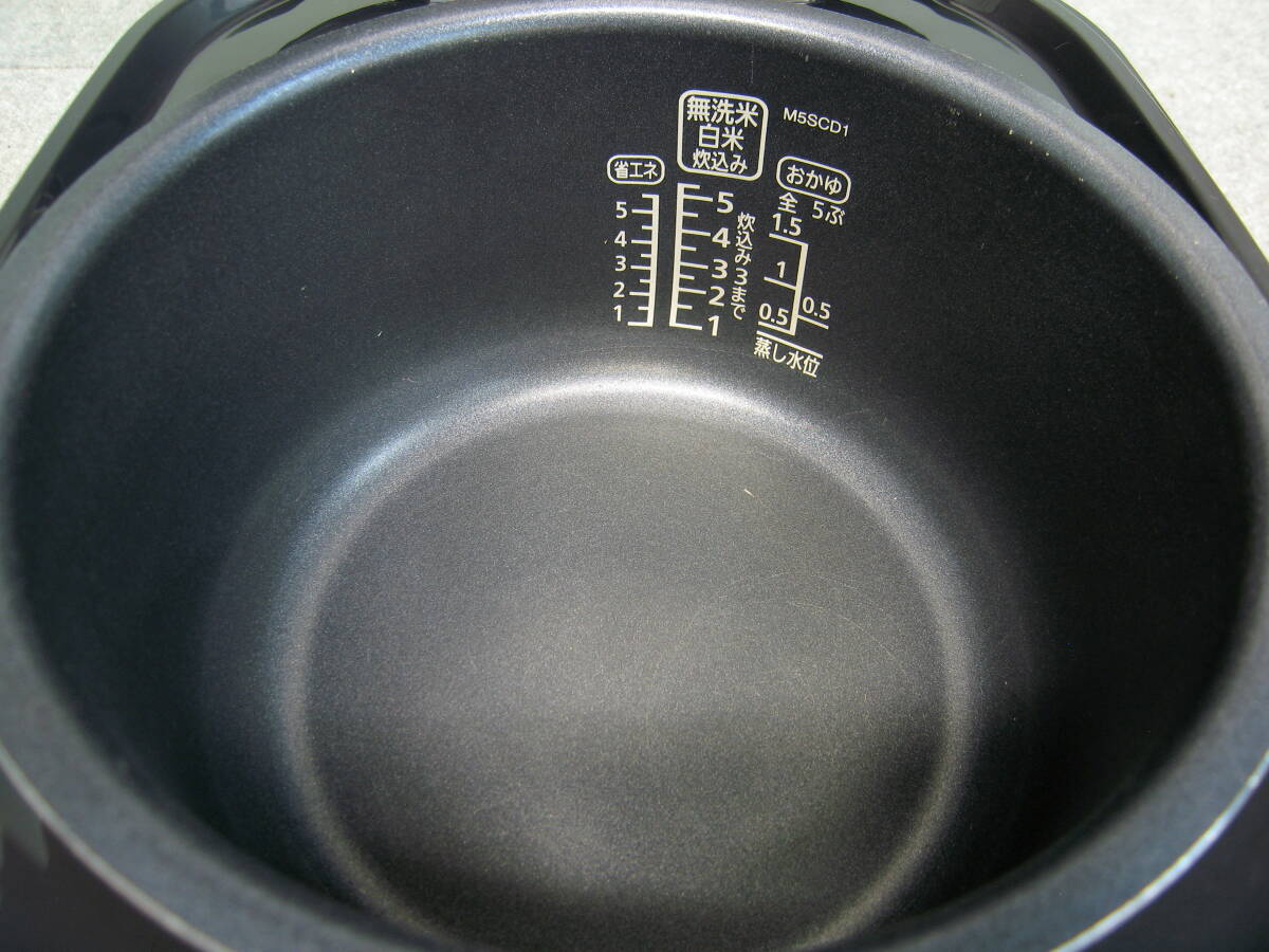 ■アイリスオーヤマ マイコン炊飯ジャー　RC-MA50AZ-B　5.5合炊き 2022年製 中古品■_スリキズあります。