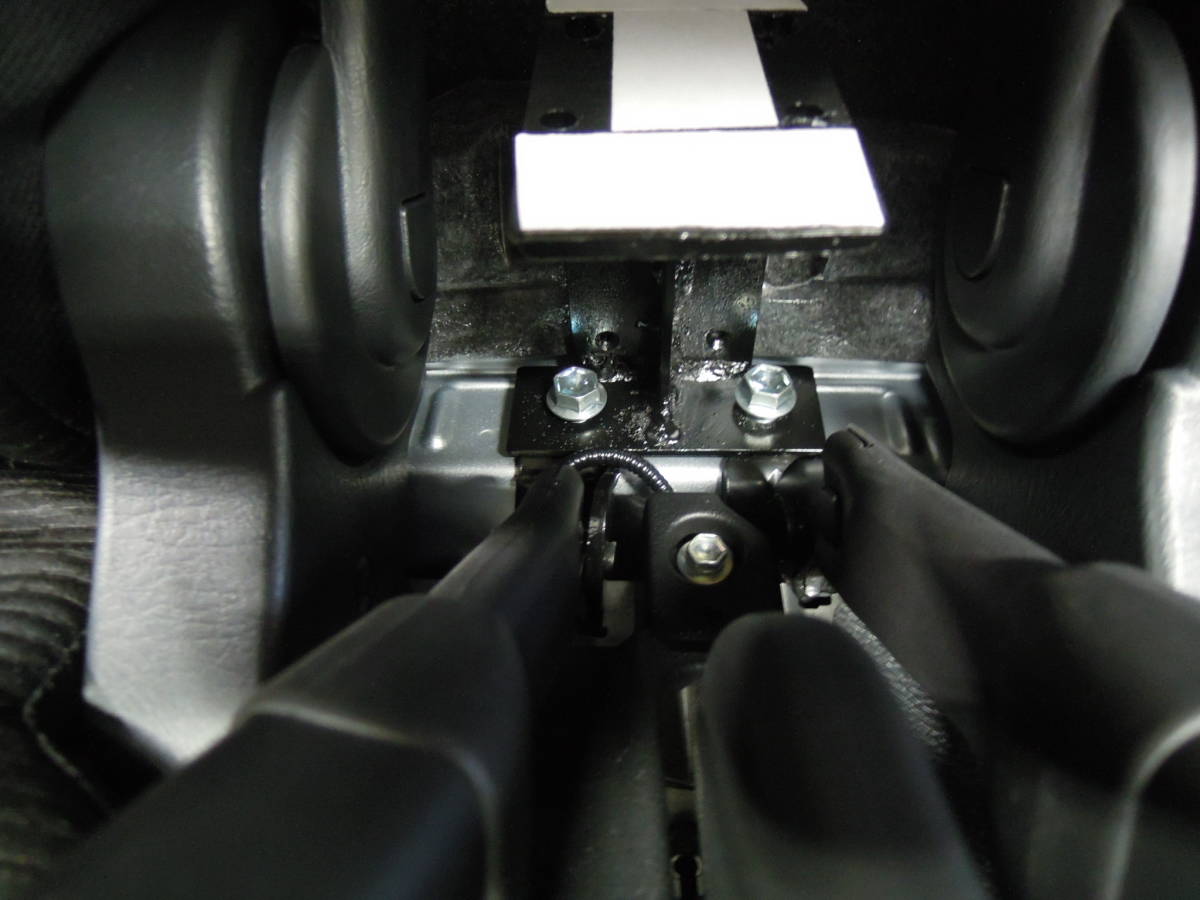 汎用跳ね上げ式アームレスト用ハイゼットジャンボ専用ブラケット 500 510　アームレスト組み付け品　サイド部分はブラックです。　3/20_ブラケットを取り付けした写真です。