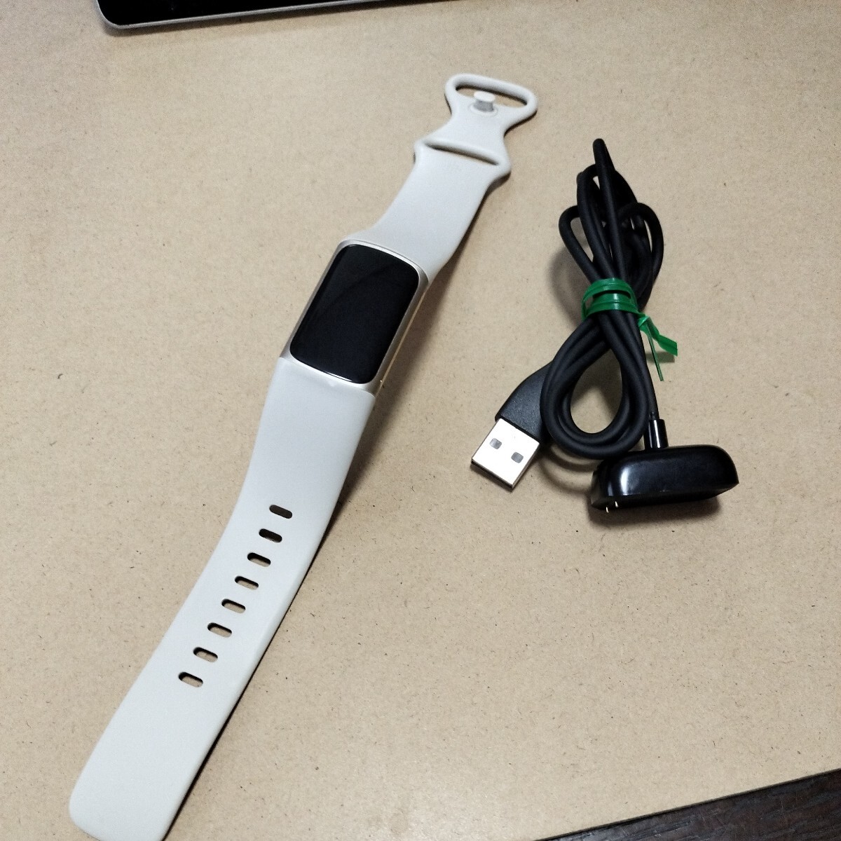 Fitbit フィットビット フィットネストラッカー Charge 5 FB421GLWT-FRCJK ルナホワイト/ソフトゴールド