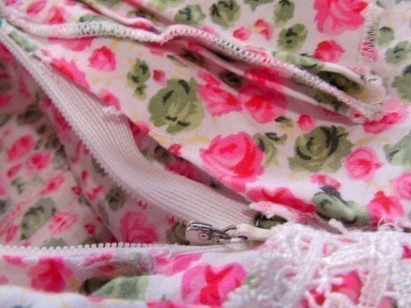 sy503 beberose キャミソール ワンピース ホワイト×ピンク ■ 花柄 ■ レース ■ ピンタック シャーリング ガーリー 訳アリ_ファスナーの縫い目にほつれあります。