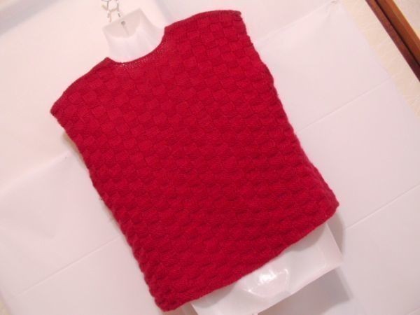 sy62 ニットベスト エンジ色 赤系 ■ 四角い編み柄 ■ 暖かそうなニット レトロな感じ 手編み風_画像10