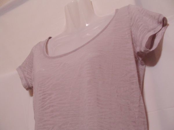 sy99 INGNI 半袖カットソー 薄いグレー ■ 透け感 ■ 涼しそうな素材 総柄 ラウンドネック Tシャツ Mサイズ_画像4