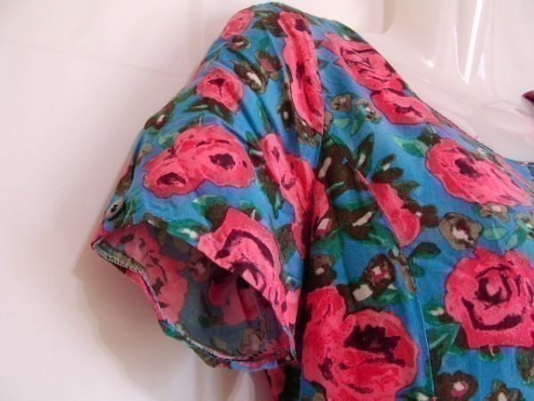 sy399 ANAP 半袖ワンピース ブルーグリーン×ピンク ■ 花柄 ■ フレアスカート 裏地付き 可愛い ガーリー 訳アリ_袖下縫い目にほつれあります。