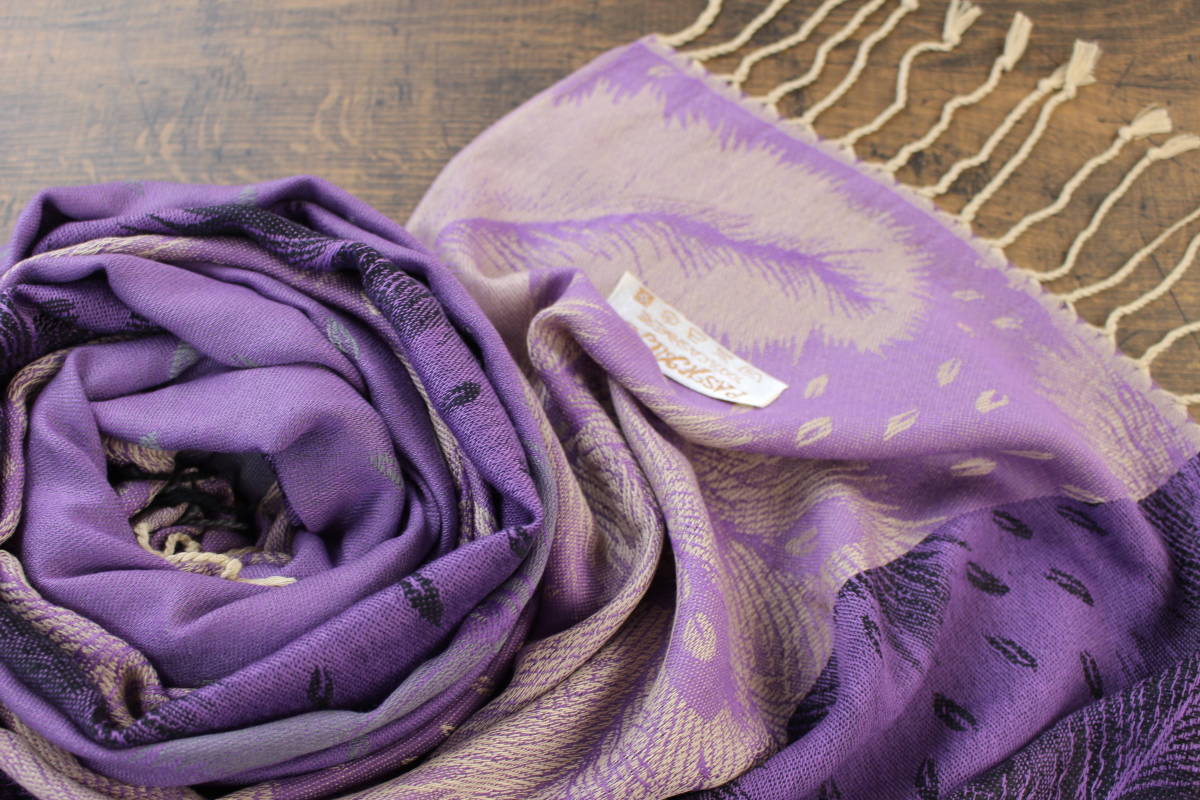 新品【パシュミナ Pashmina】フェザー柄 羽根 パープル系グラデーション 紫 PURPLE 大判 ストール カシミア100% Cashmere_画像2