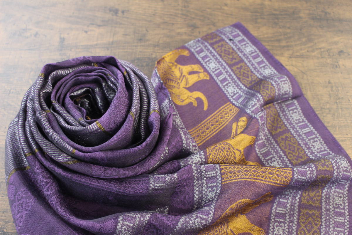 新品【シルク100% SILK】エレファント柄 象柄 パープル 紫 PURPLE ゴールド GOLD 金 スカーフ/ストール 訳あり_画像2