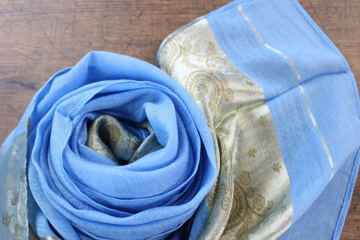 新品 春色【シルク100% SILK】ペイズリー柄 ライトブルー系 L.BLUE 薄青 ゴールド GOLD 金 スカーフ/ストール_画像2