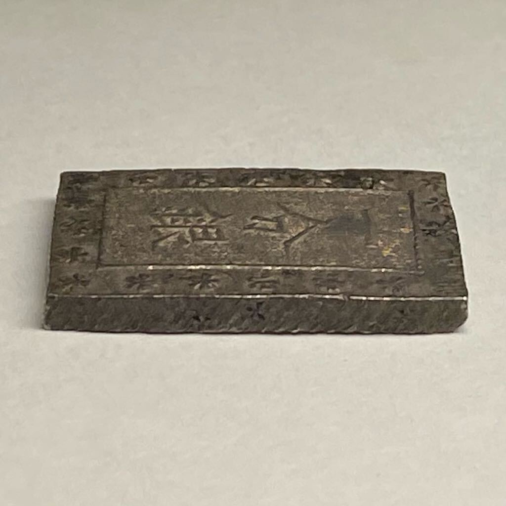 古銭 一分銀 アンティーク 貨幣 8.6g 23.3×16.5mm 銀貨 _画像3