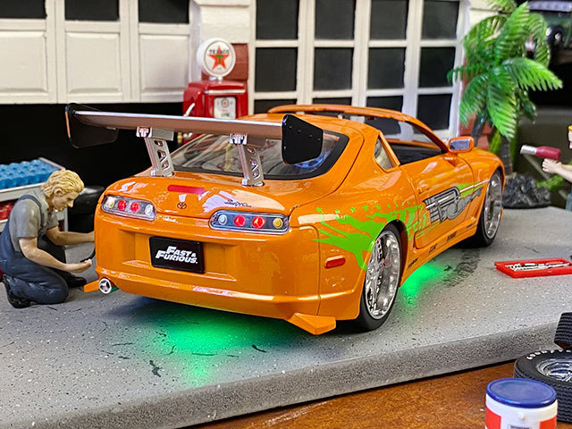 映画　ワイルドスピード　ブライアン 1995年トヨタ　スープラ　ダイキャストミニカー 1/18スケール LEDライト搭載（ブライアン付）_画像10