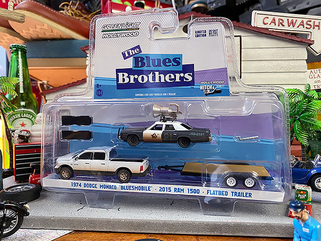 限定モデル「ブルースブラザーズ」1974年ダッジ　モナコ　ブルースモービル＆フラットベッドトレーラー＆2015年ダッジ　ラム1500　ミニカー
