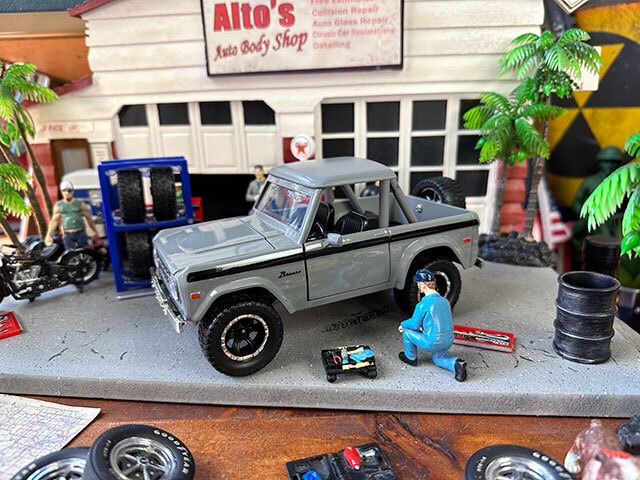 Jada　1973年フォード　ブロンコ　ダイキャストミニカー　タイヤ＆ホイールセット付き　1/24スケール（グレー）_画像2