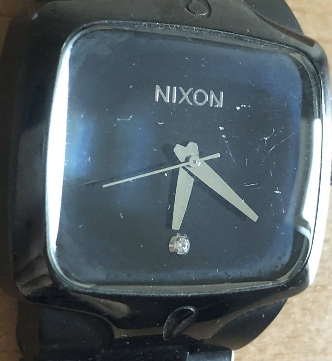 250-0403 NIXON ニクソン メンズ腕時計　金属ベルト　クオーツ　THE PLAYER 黒　ブラック 電池切れ　動作未確認_画像3