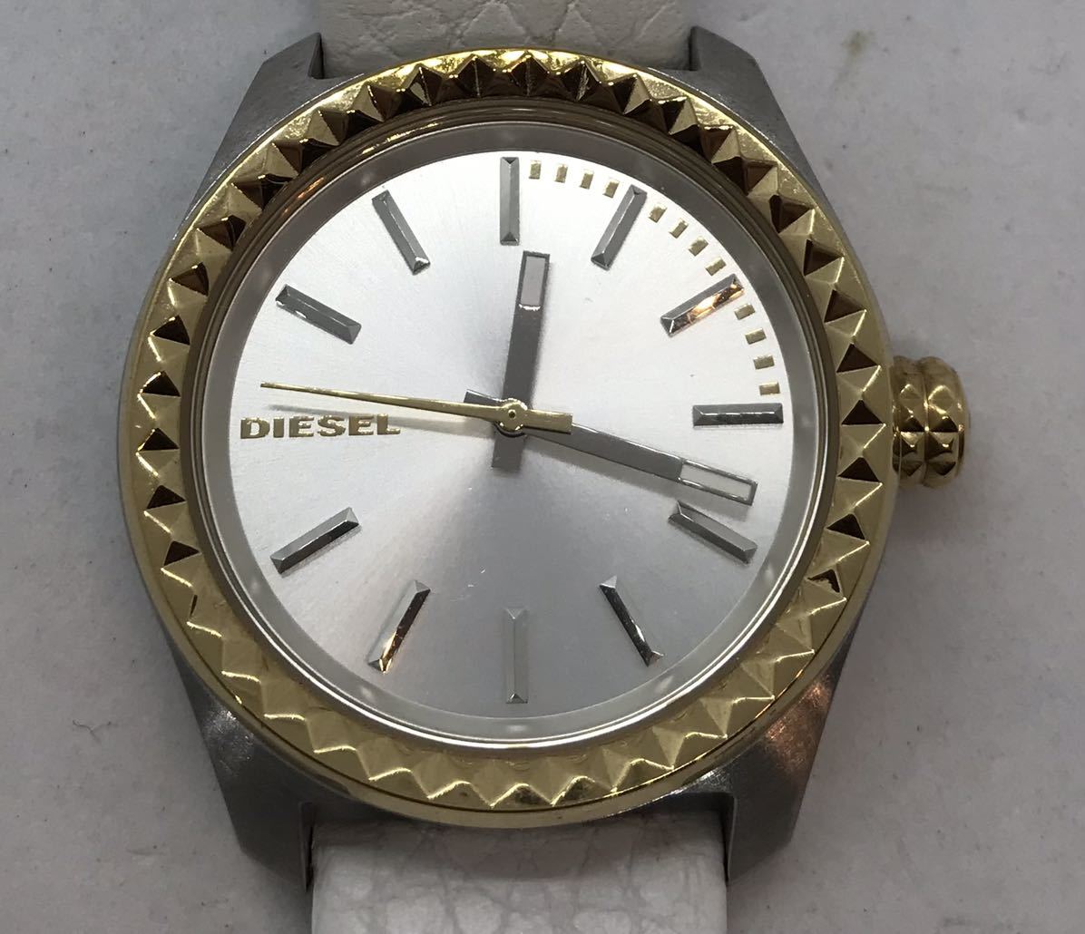 207-0030 DIESEL 腕時計 革ベルト ホワイト 電池切れ 動作未確認_画像1