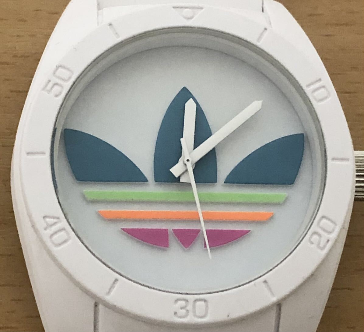 245-0368 adidas アディダス メンズ腕時計 ラバーベルト クオーツ 白 ホワイト ADH2916 電池切れ 動作未確認の画像1