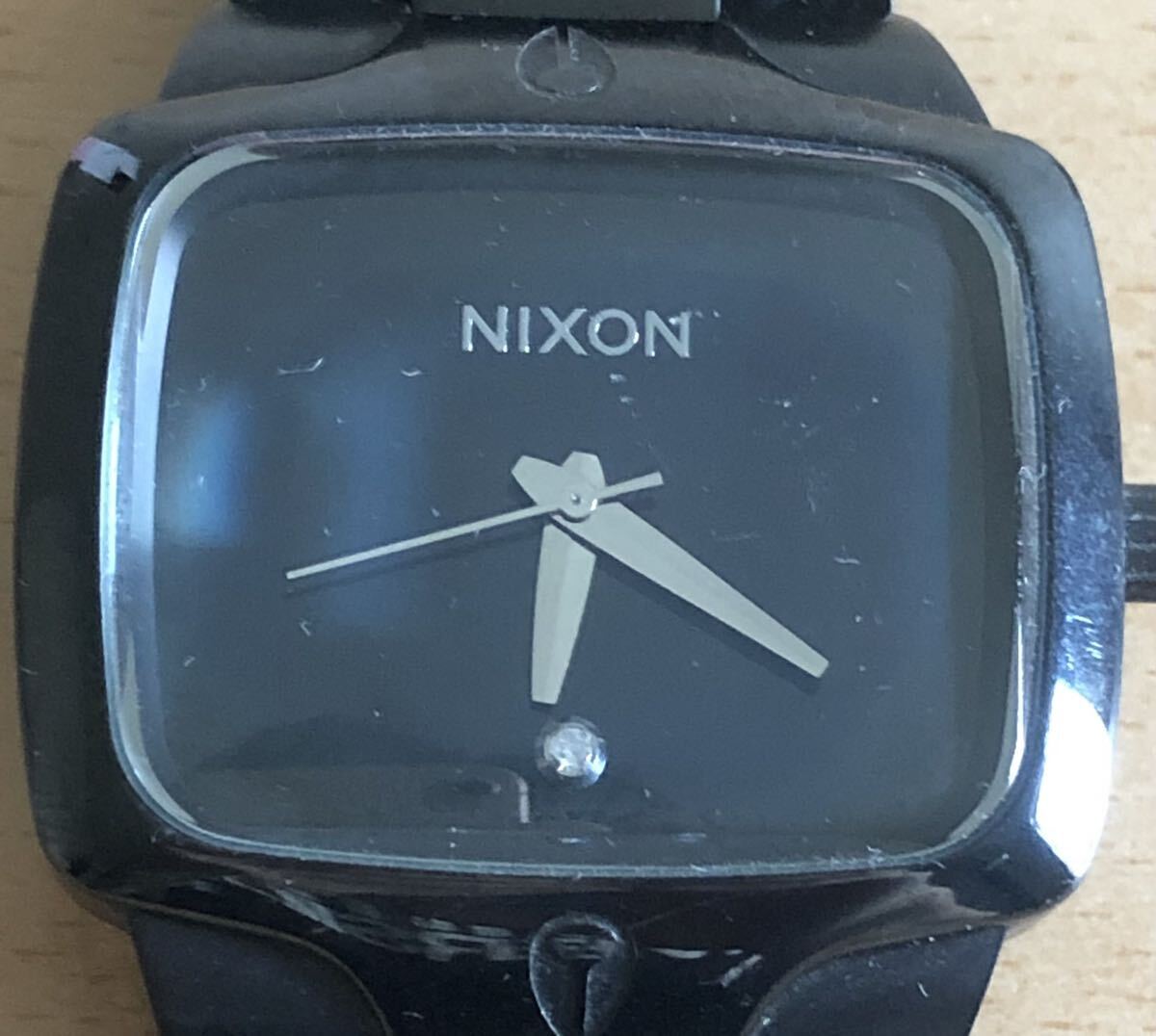 250-0403 NIXON ニクソン メンズ腕時計 金属ベルト クオーツ THE PLAYER 黒 ブラック 電池切れ 動作未確認の画像1