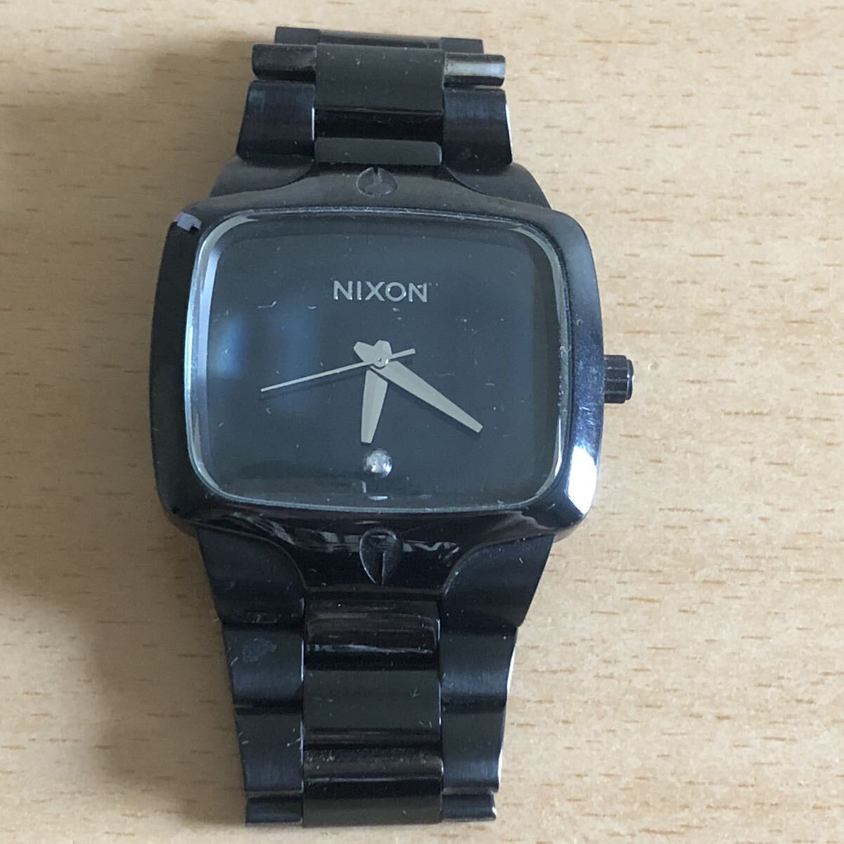 250-0403 NIXON ニクソン メンズ腕時計　金属ベルト　クオーツ　THE PLAYER 黒　ブラック 電池切れ　動作未確認_画像2