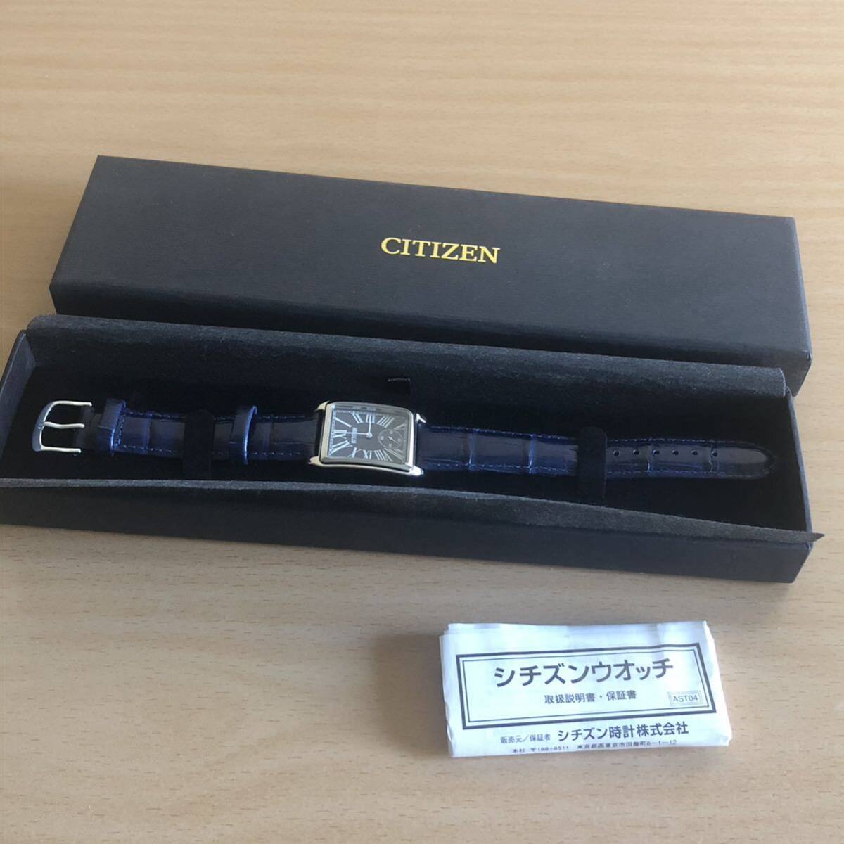 261-0824 CITIZEN シチズン ATTITUDE メンズ　レディース　腕時計　革ベルト　クオーツ　ネイビー　1045-S024086-HSB 電池切れ　動作未確認_画像1