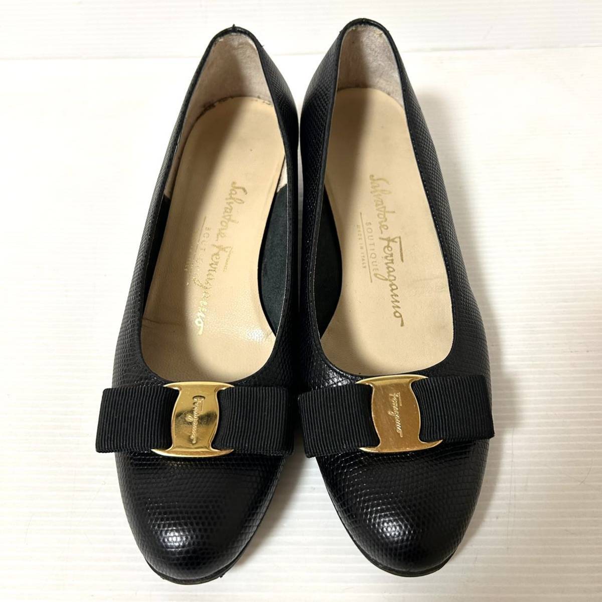 【美品】SalvatoreFerragamo サルヴァトーレフェラガモ フェラガモ ヴァラリボンパンプス レザー　61/2C 24cm ブラック ＊CN_画像2