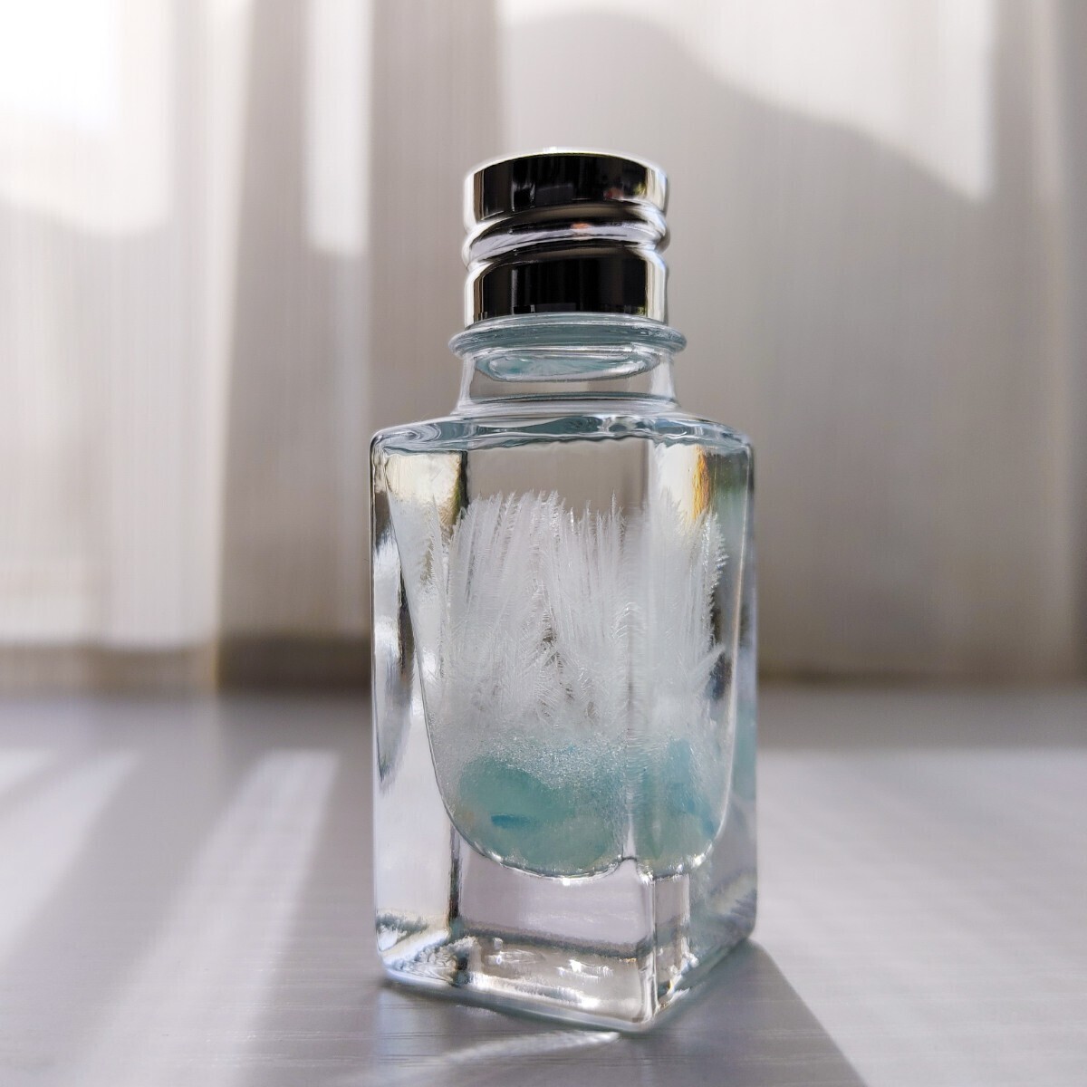 3月誕生石『アクアマリン』ストームグラスミニ　天然石入りストームグラス　香水瓶ストームグラス　ガラスインテリア　誕生石　香水瓶