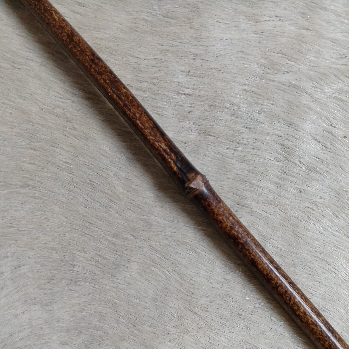 C1 矢筈 黒竹 全長約99cm 軸掛け やはず 中古 長期保管 竹 床の間 掛け軸小物 アンティークの画像6
