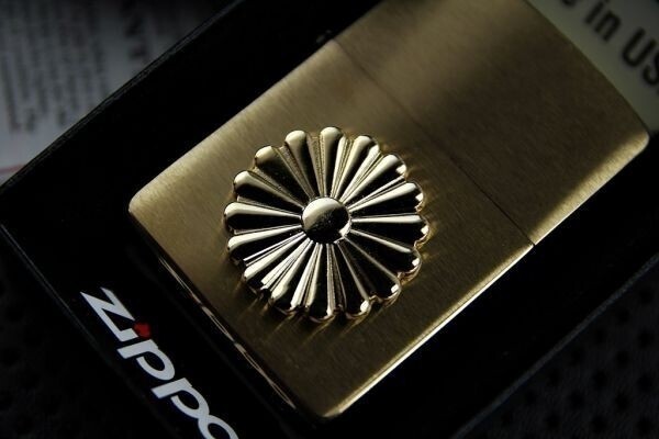 【送料無料】 USA製 BRASS 真鍮無垢 ZIPPO 菊の御紋 菊紋 愛国 菊紋章 平成 右翼 左翼 昭和 令和 ご紋家紋 bv950_画像2