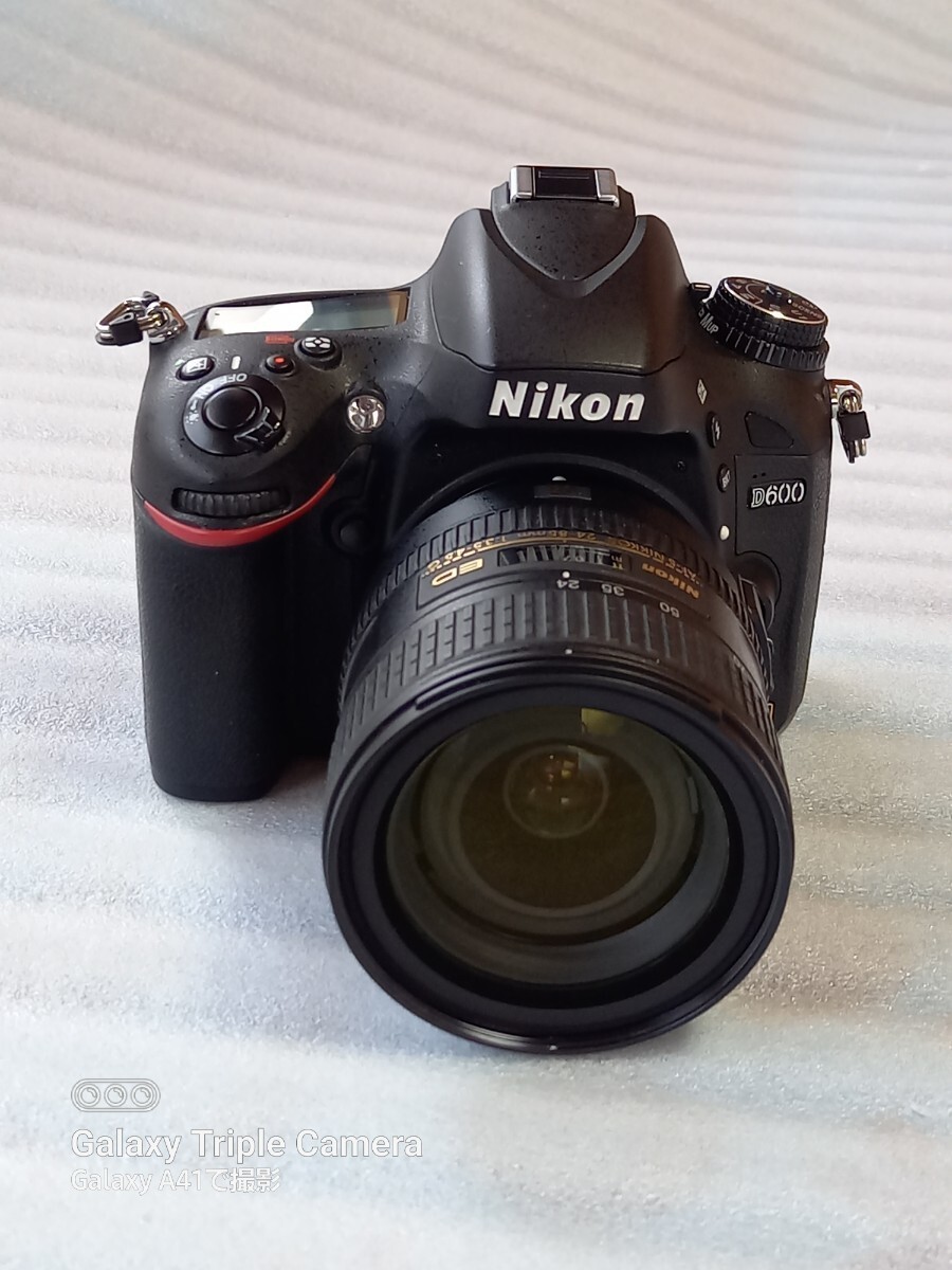 ニコン　D600フルサイズカメラと　A F-S　NIKKOR　24-85　レンズのセット