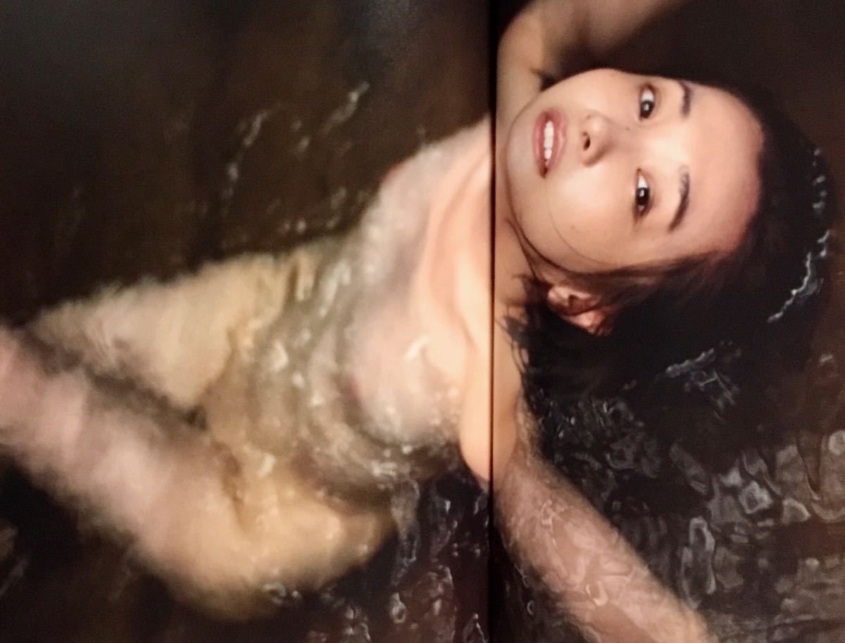 山崎真実 写真集 『 ひととき 』 帯付 の画像1