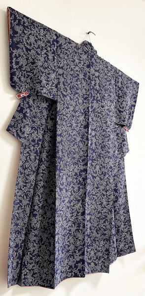 KIRUKIRU リサイクル 美品 着物 染 正絹 身丈157㎝ 暗めの紺地に白抜き洋花 鳳凰 鳥柄 モダン カジュアル 普段着 着付け 和装 小紋 着物の画像4