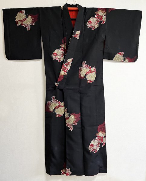 KIRUKIRU antique piece twist silk crepe kimono woven silk length 148.5cm black ground . red. Tang lion small . retro Taisho romance dressing Japanese clothes casual fine pattern 