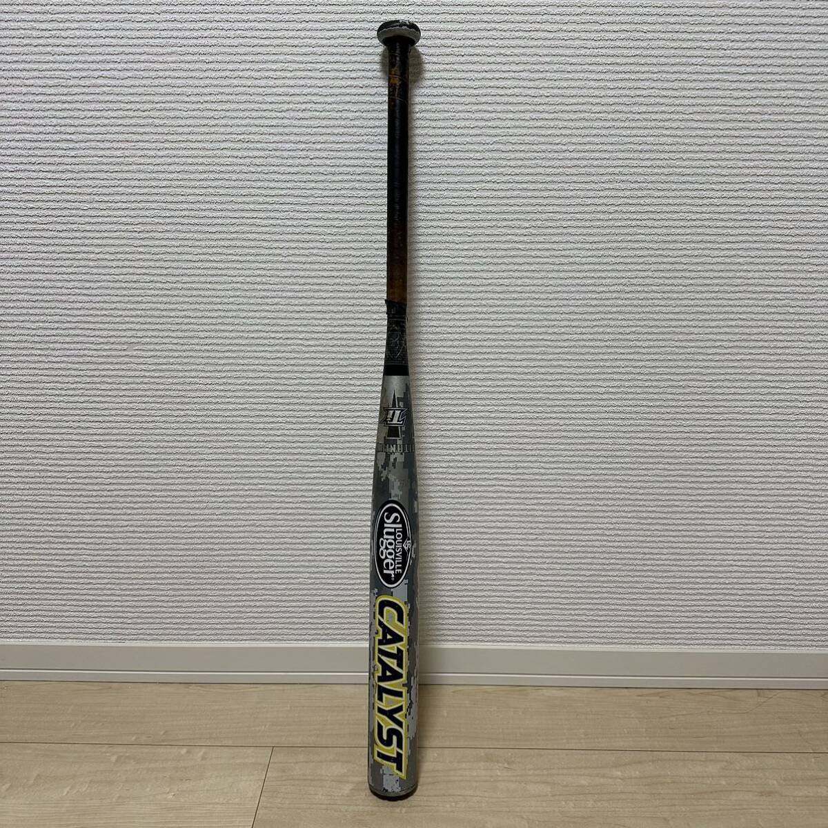 2015年 カタリストソフトボールバット 革ゴム３号 710g 85cm トップバランス Louisville Slugger Catalyst JFP015T チタン グレー 黄色黒白の画像2